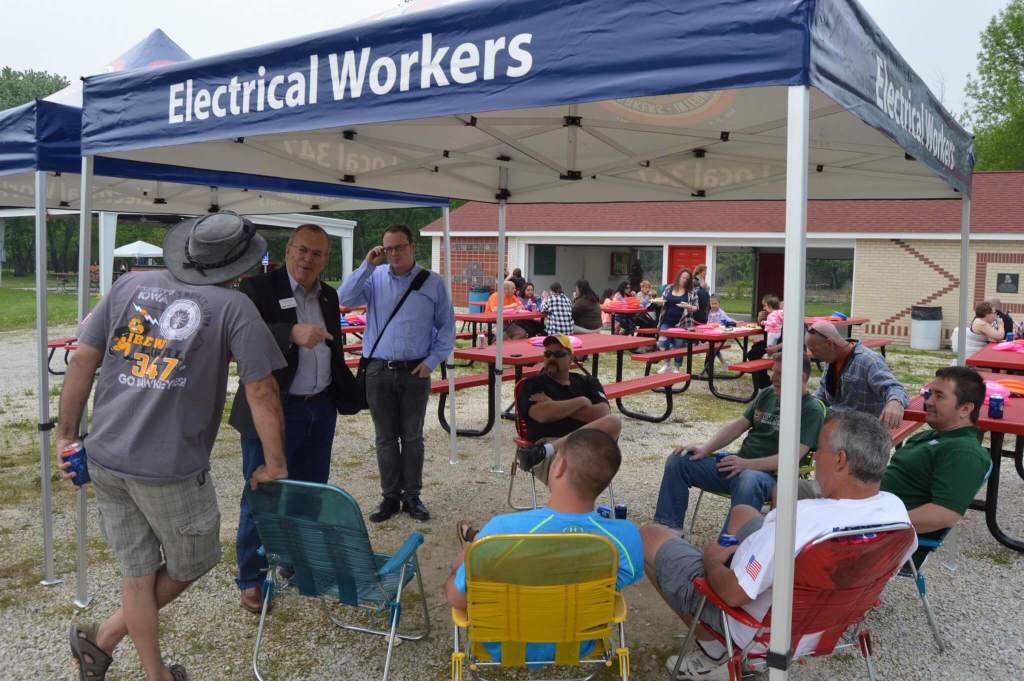 Sherzan talks with IBEW members