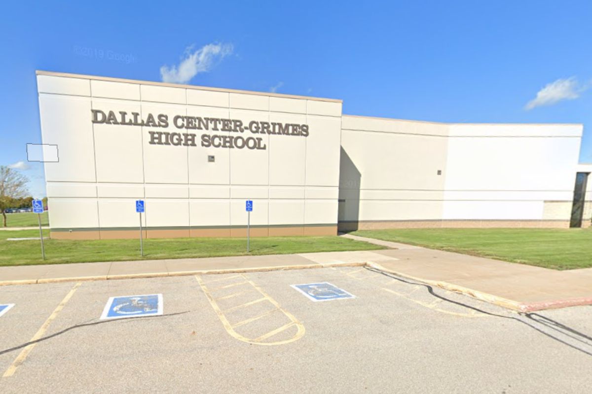 Dallas Center-Grimes parents worry about school board candidate’s right-wing ties