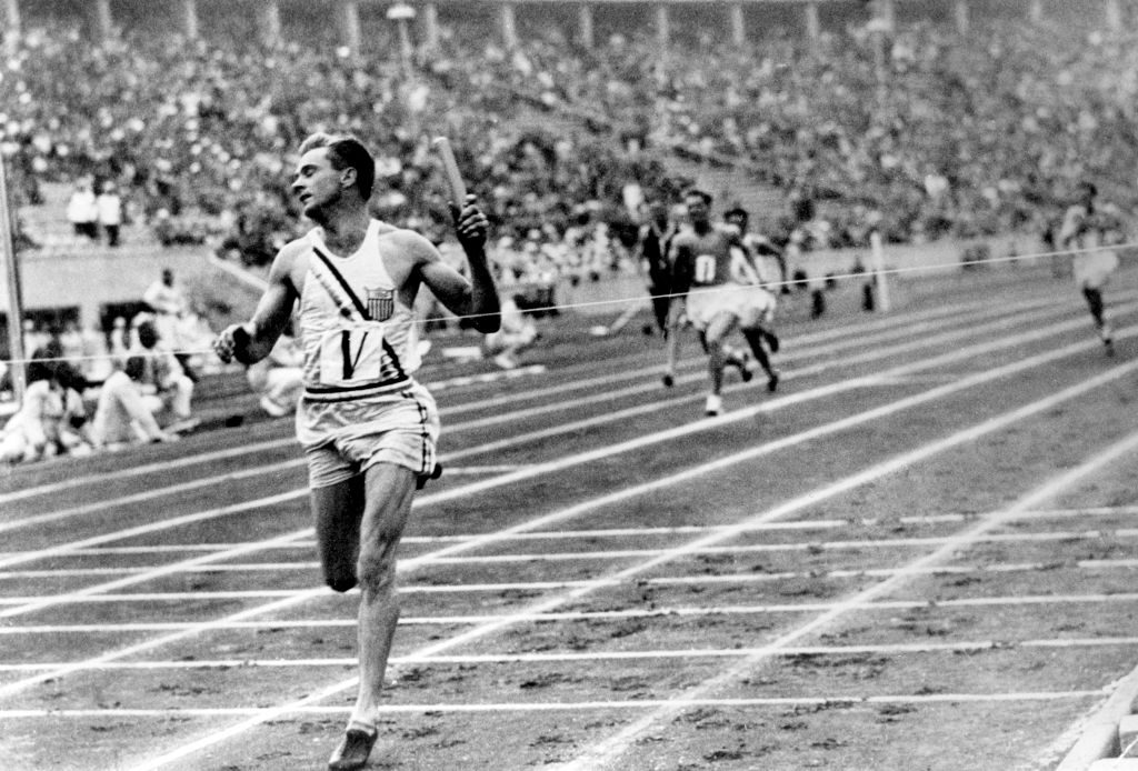 Le coureur américain Frank Wykoff lors de la course de relais 4 x 100 mètres aux Jeux Olympiques le 8 août 1936 à Berlin, Allemagne. (Photo by KEYSTONE-FRANCE/Gamma-Rapho via Getty Images)
