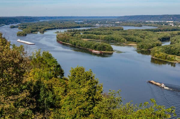 Pikes Peak State Park overlook offers beautiful views of the Mississippi River. (CC BY-NC-SA 3.0/John A. Johnson)