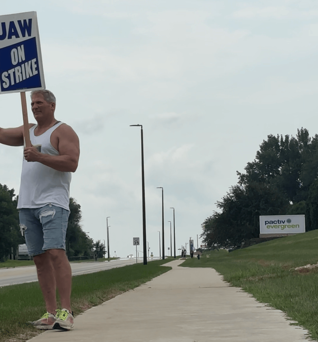 ‘I gotta choose between gas and bread:’ Workers on strike in Cedar Rapids